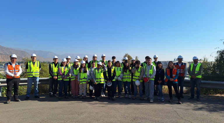 Las y los estudiantes de la carrera de Ingeniería en Recursos Hídricos recorrieron las instalaciones de Aguas Andinas en la región Metropolitana.