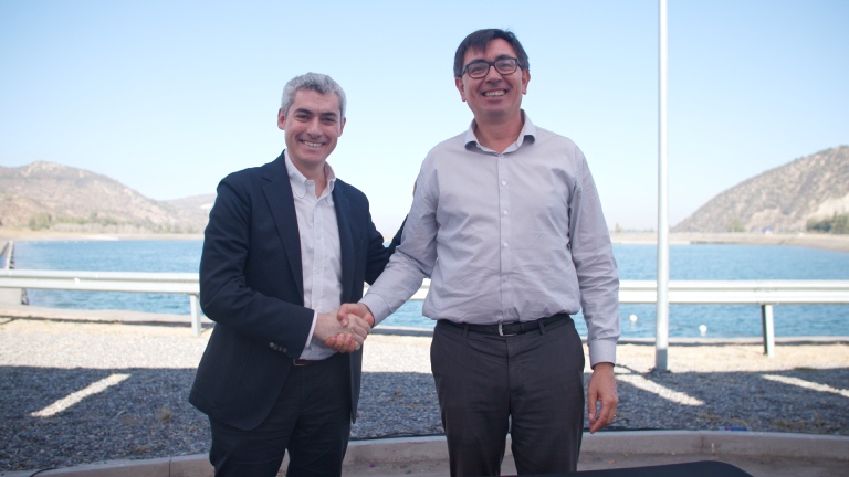 Saludo entre el subgerente general de Aguas Andinas, Daniel Tugues y el decano de la Facultad de Ciencias Forestales y de la Conservación de la Naturaleza, Horacio Bown.