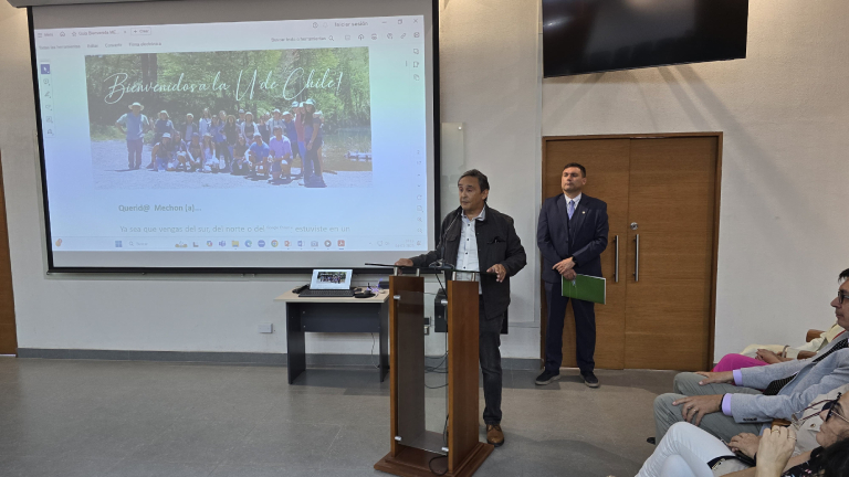 El Director de la Escuela de Pregrado, Miguel Castillo, durante su exposición a la jornada.