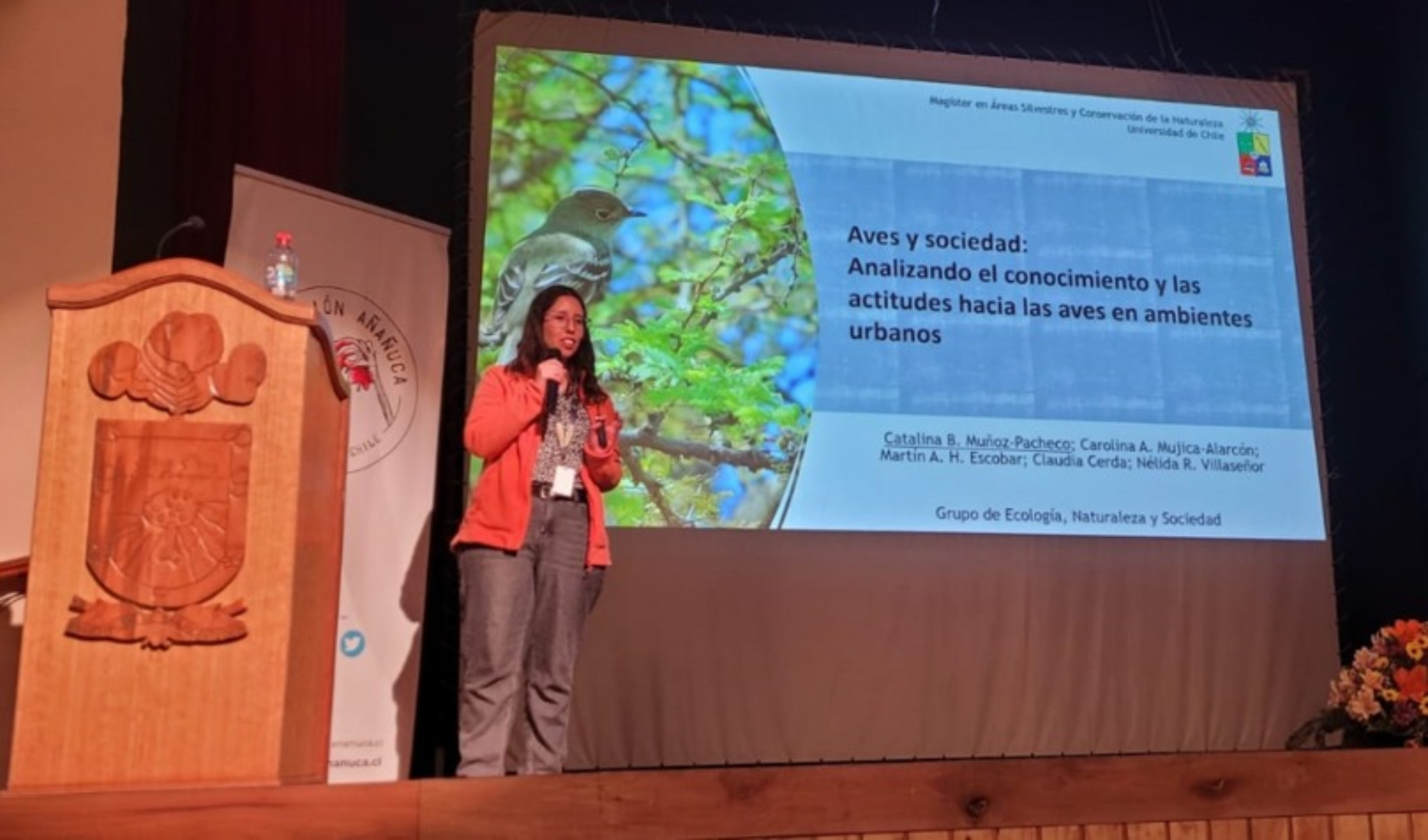 Catalina Muñoz, egresada del Magíster en Áreas Silvestres y Conservación de la Naturaleza y estudiante del Programa de Doctorado en Ciencias Silvoagropecuarias y Veterinarias, participó en el simposio internacional “Aves en la ciudad: Transitando desde la autoecología a la socio-ecología”.