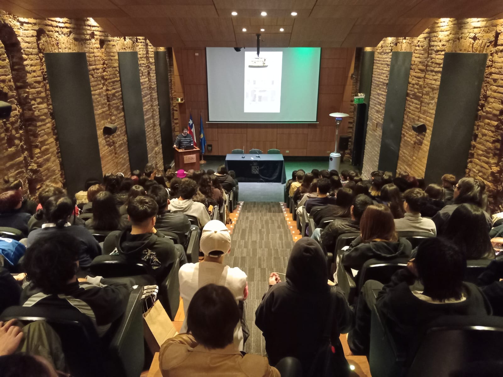 FAU da la bienvenida a sus nuevos estudiantes de primer año Primavera ...