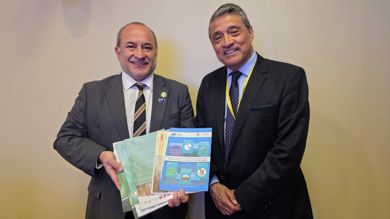 En la imagen el Diputado y Presidente de la Comisión, Sr. Guillermo Valdés y el académico Roberto Pizarro.