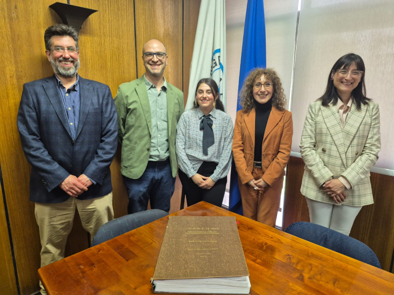 En la imagen (de izq. a der.): El académico Federico Luebert; el académico y profesor guía, Prof. Nicolás García; la nueva ingeniera forestal, Francisca Scopesi; la académica Amanda Huerta y la académica Pilar Barría.