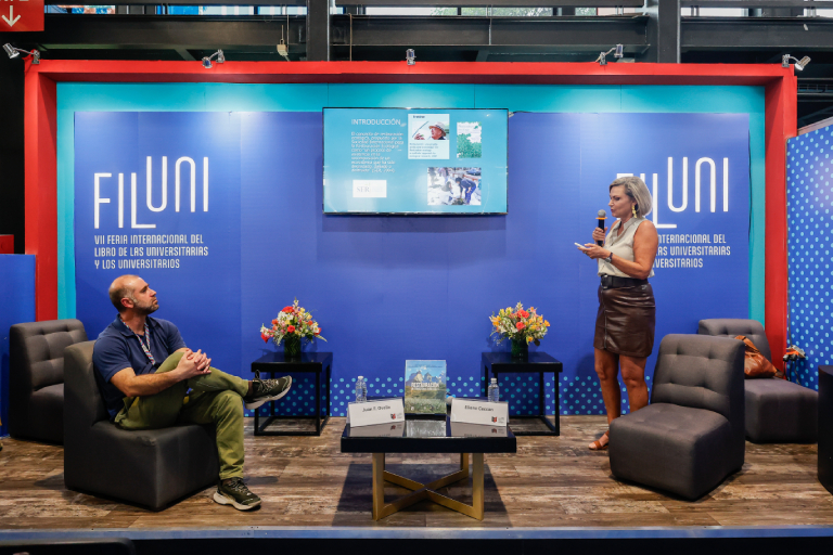 El académico y Director de Investigación, Juan Ovalle durante la presención del libro "Restauración de Ecosistemas Forestales".