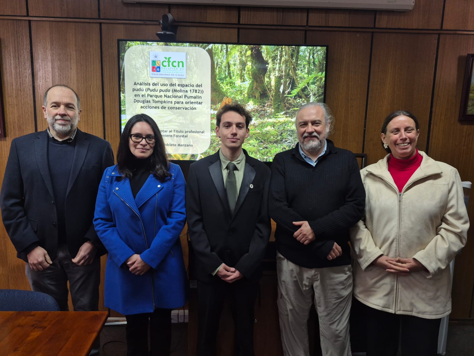 En la imagen (de izq. a der.): El académico Cristian Estades; la académica Nélida Villaseñor; el nuevo ingeniero forestal Sebastián Poblete; el académico y profesor guía de la memoria de título, Benito González y la académica Paulette Naulin.